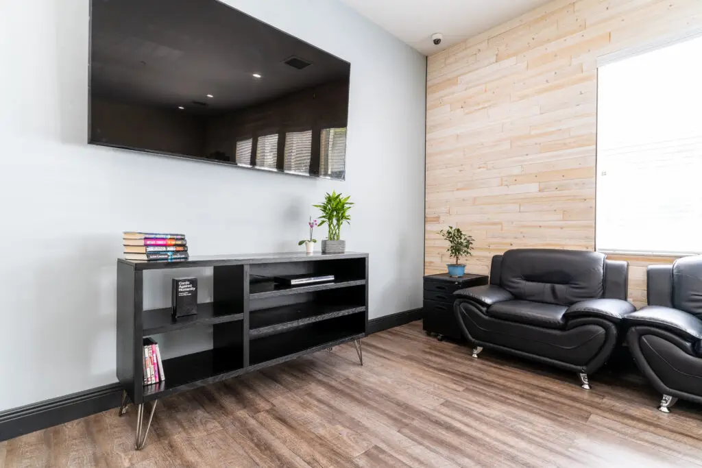 Un interior confortable en el que se ven sofás y un televisor en una habitación bien iluminada.