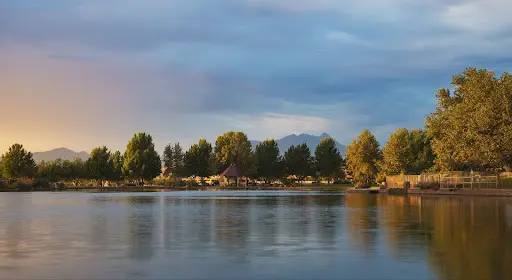 Sahuarita, Arizona - lago tranquilo con árboles en la orilla bajo un cielo nublado.