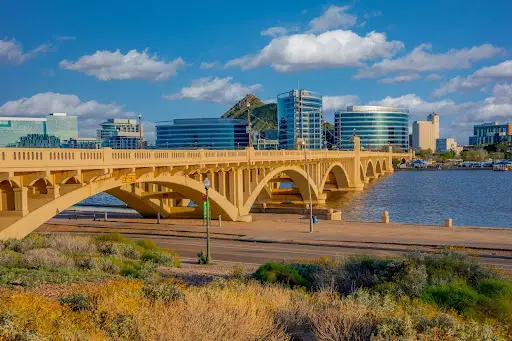 Tempe, Arizona - paisaje urbano con puente y modernos edificios de cristal bajo un cielo azul.