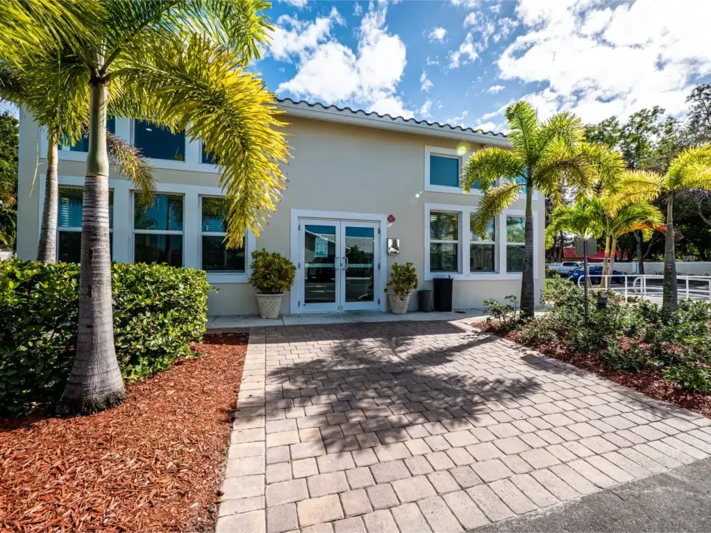 An outdoor photo of The Haven Detox treatment center in West Palm Beach, Florida