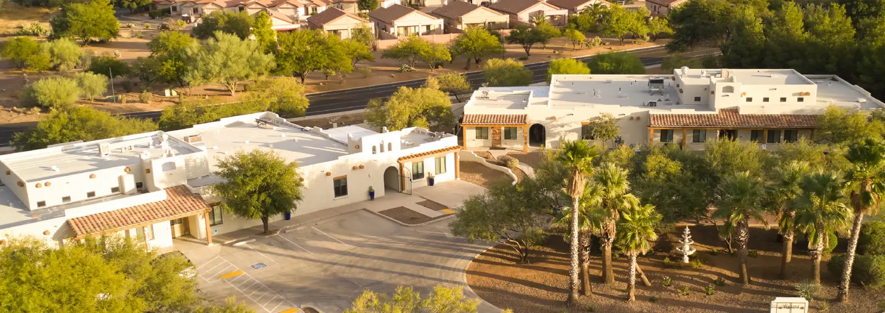 El centro Haven Detox Arizona, rodeado de montañas y palmeras.