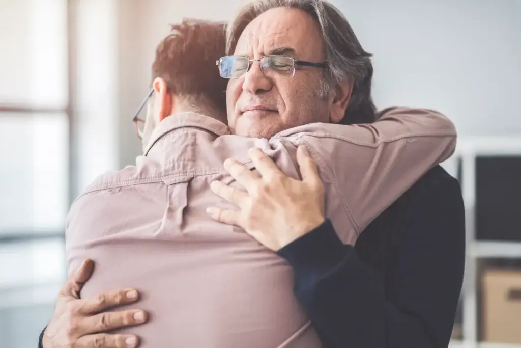 un padre y un hijo abrazados