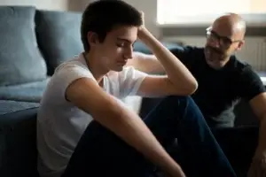 un padre consolando a su hijo