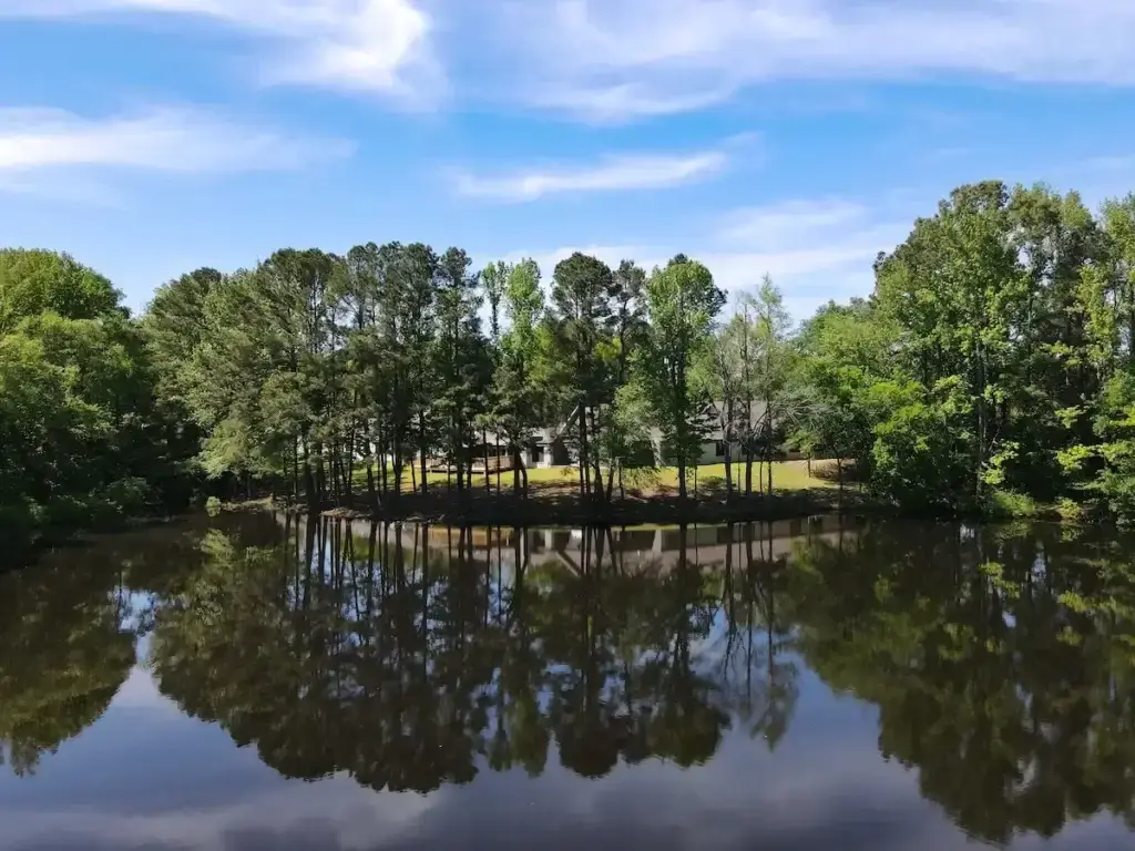 Exterior junto al lago de «The Haven Detox Central Arkansas», en Little Rock, Arkansas.