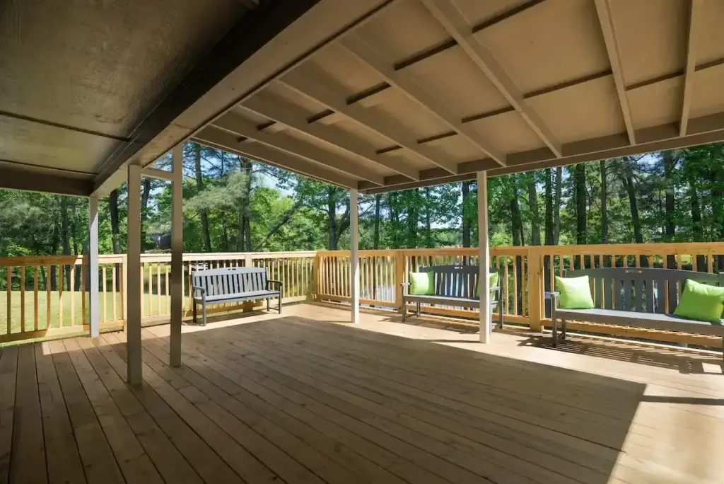 Zona de terraza al aire libre en «The Haven Detox Central Arkansas», en Little Rock, Arkansas.
