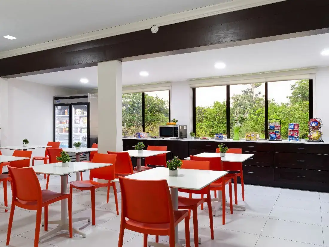 Sala de aperitivos en The Haven Detox Puerto Rico, en Aguadilla, Puerto Rico.
