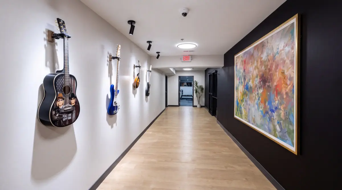 Pasillo interior del edificio de «The Haven Detox Tennessee», en Madison