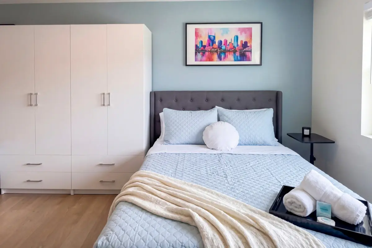 Habitación de pacientes en el centro de desintoxicación «The Haven Detox Tennessee», en Madison